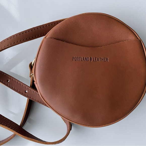 Portland Leather, circle crossbody bag - Picture 6 of 14